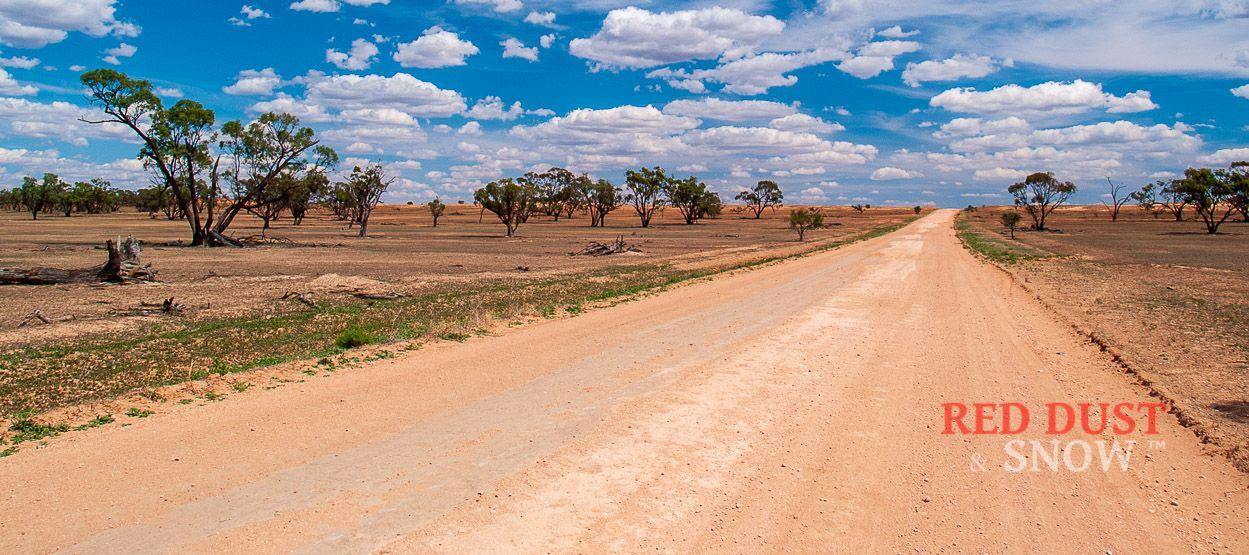 road to lake mungo outback nsw australia 2285743 1