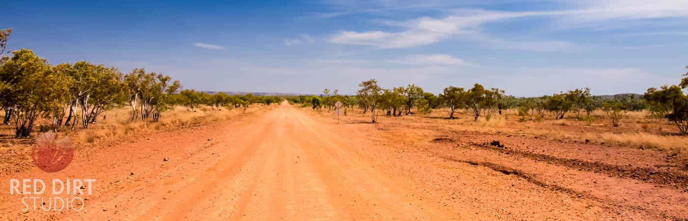 The dirt road to Lawn Hill, Outback Quessnland